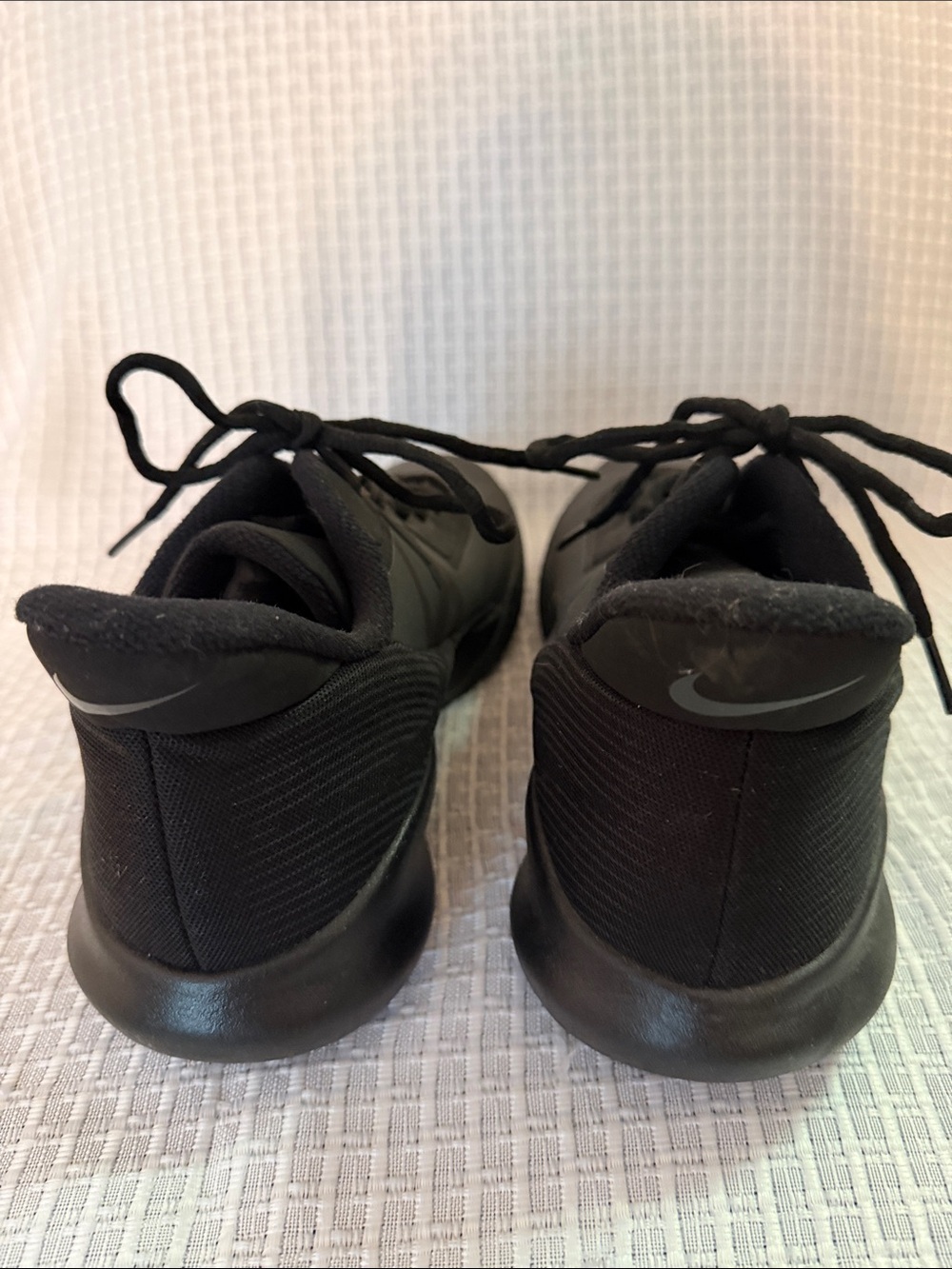 Nike Men's All-Black Lightweight Training Sneakers - Picture 3 of 5